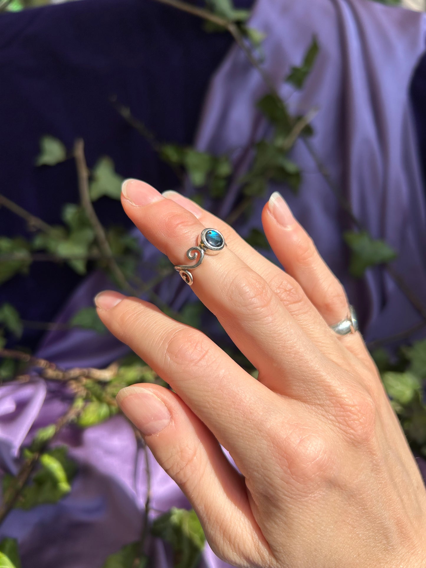 Swirl Spectrolite Midi Ring